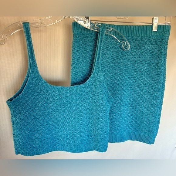 Preloved Willow & Wind Blue Daisy Knit Crop Top Tank & Skirt Set Size Medium - Picture 3 of 8